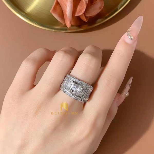 Middle Round Band Stone Silver
